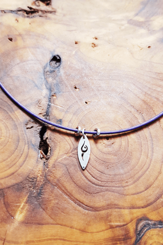 Gümüş Dansçı Pozu-Mor Deri Kolye